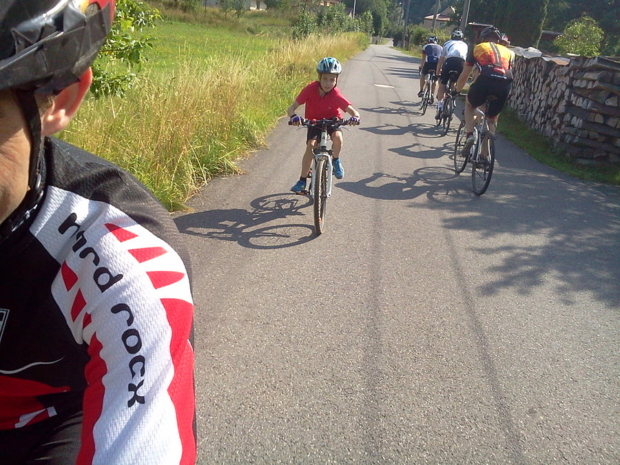 Mijamy grupę rowerzystów