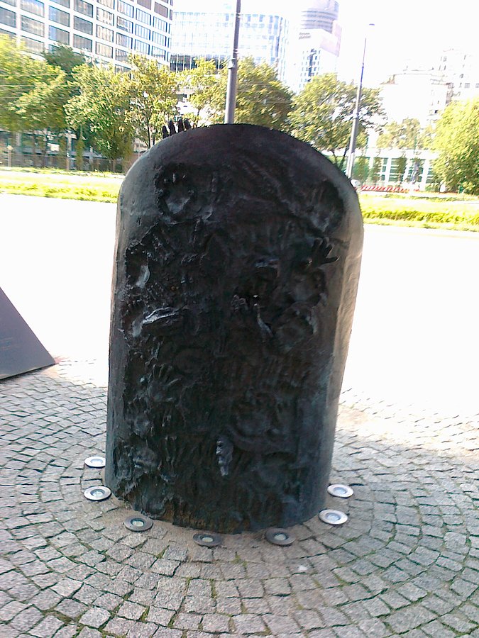 Pomnik tablica pamiątkowa z czasów wojennych