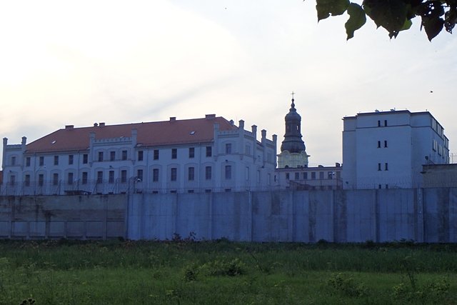Zakład karny i wieża kościoła p.w. Świętego Mikołaja widziane od strony Wisły