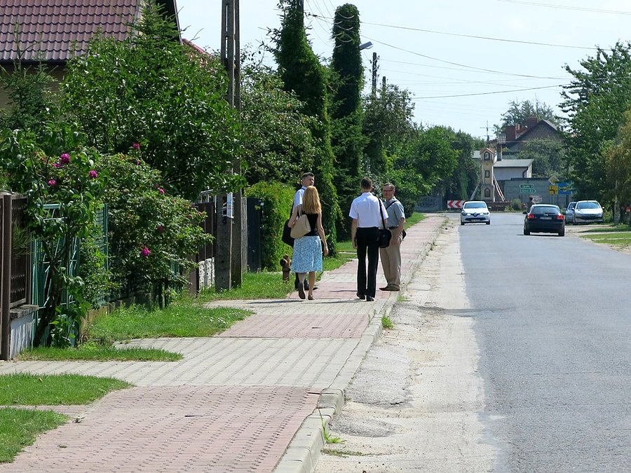 "Tyle żeśmy się dzisiaj nachodzili, że nogi mi urywa. Kończymy na dziś, czy idziemy namawiać dalej?" - akcja świadków jehowy w Ciebłowicach Dużych