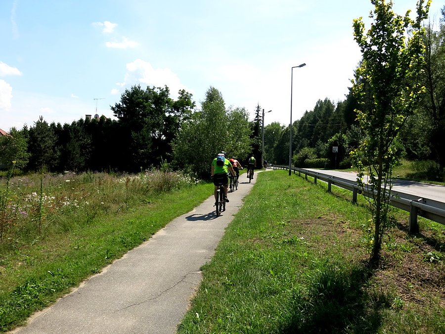 Droga rowerowa w kierunku Jeziora Sulejowskiego dziś oblegana przez cyklistów