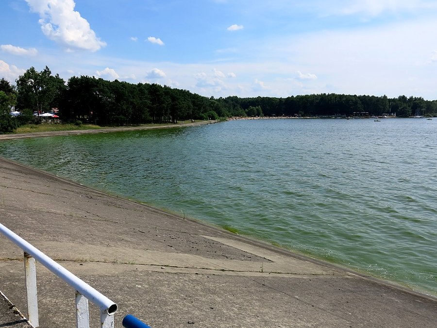 Zielona woda, a oni w niej się kąpią :( - widok z tamy
