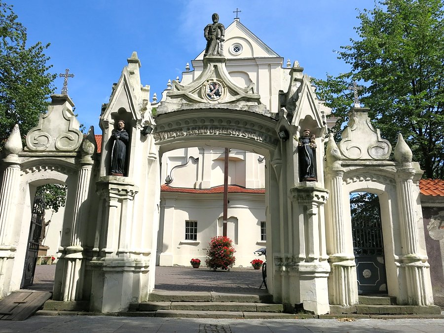 Wejście do sanktuarium św. Anny w Smardzewicach