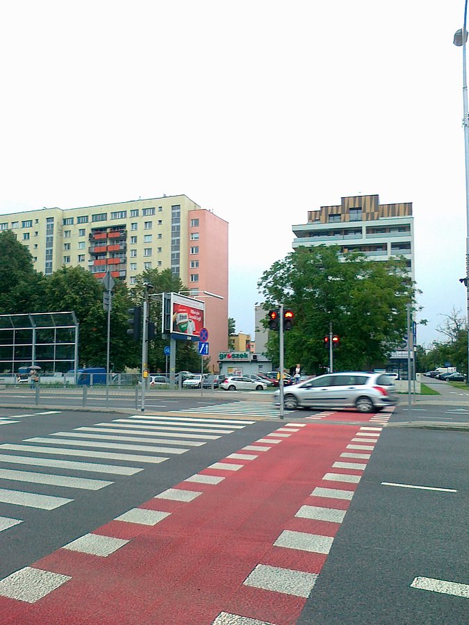 Czekając na zielone przy Lazurowej