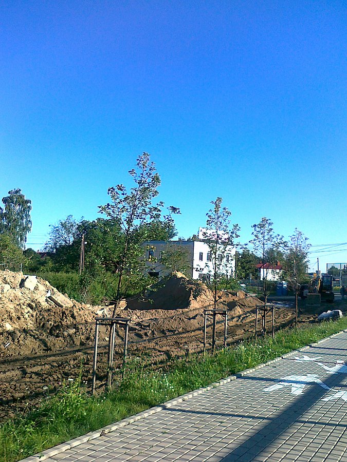 Tutaj ciągle równają..taka robota to skarb, bo chyba pracują na dniówkę