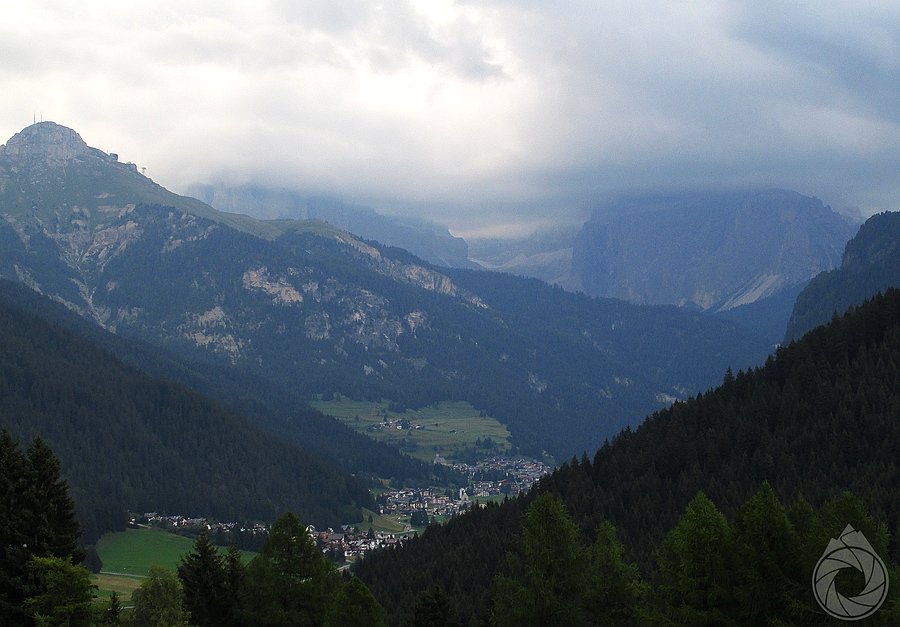 Burzowe chmury przykrywają wysokie Dolomity