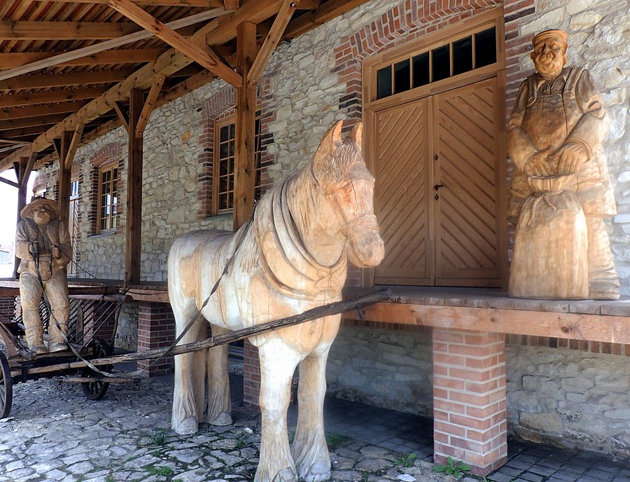 Rzeźby przy Muzeum Rzemiosł w Żarkach
