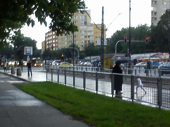 Początek ulewy- ratuj się kto może pod parasol