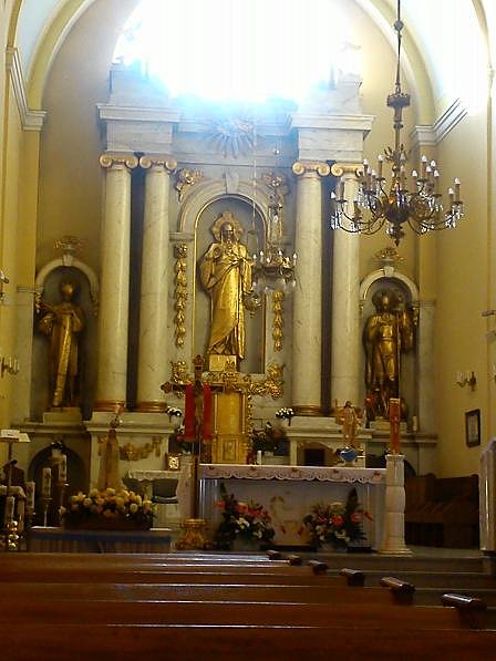 Ołtarz główny kościoła w Jazgarzewie- rzadki widok. Większą część roku rzeźba Chrystusa ( po środku) jest zkryta za podnoszonym obrazem Matki Boskiej ponad świątynią jazgzrzewską