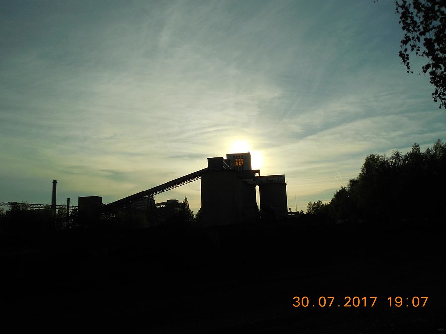 Kopalnia Halemba wieczorową porą