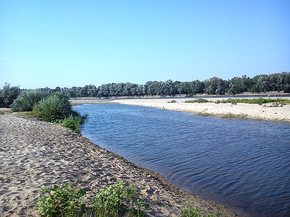 Plaża kończyła się niewielką, płytką odnogą za która była równie piaszczysta wysepka