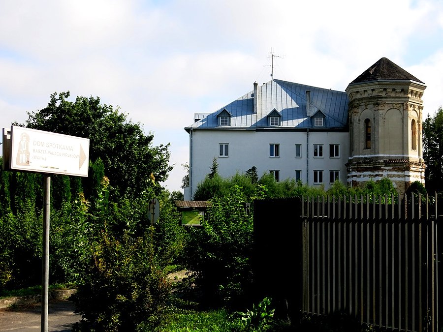 Pałac i baszta w Dąbrowicy - widok z drogi