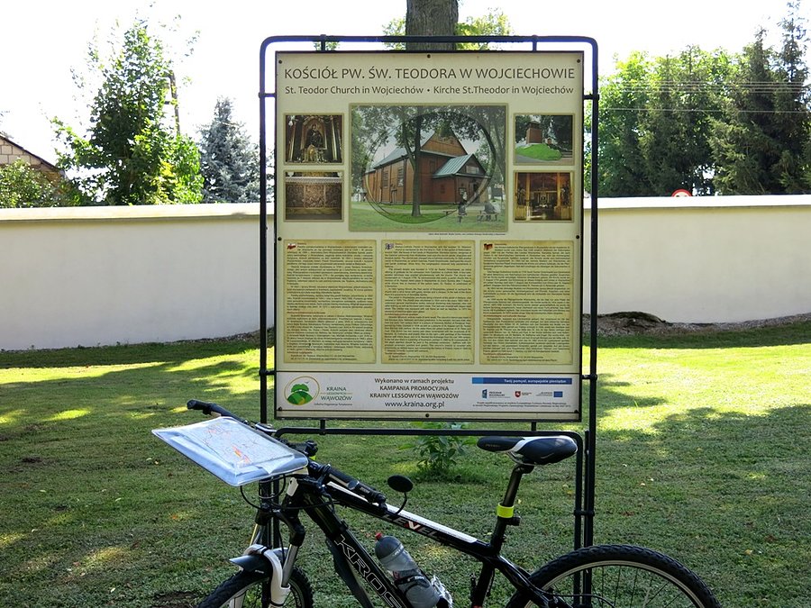 Przed tablicą informacyjną