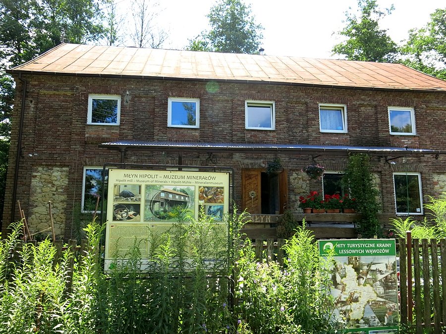 W młynie Hipolit znajduję się muzeum minerałów, a takze gospodarstwo agroturystyczne