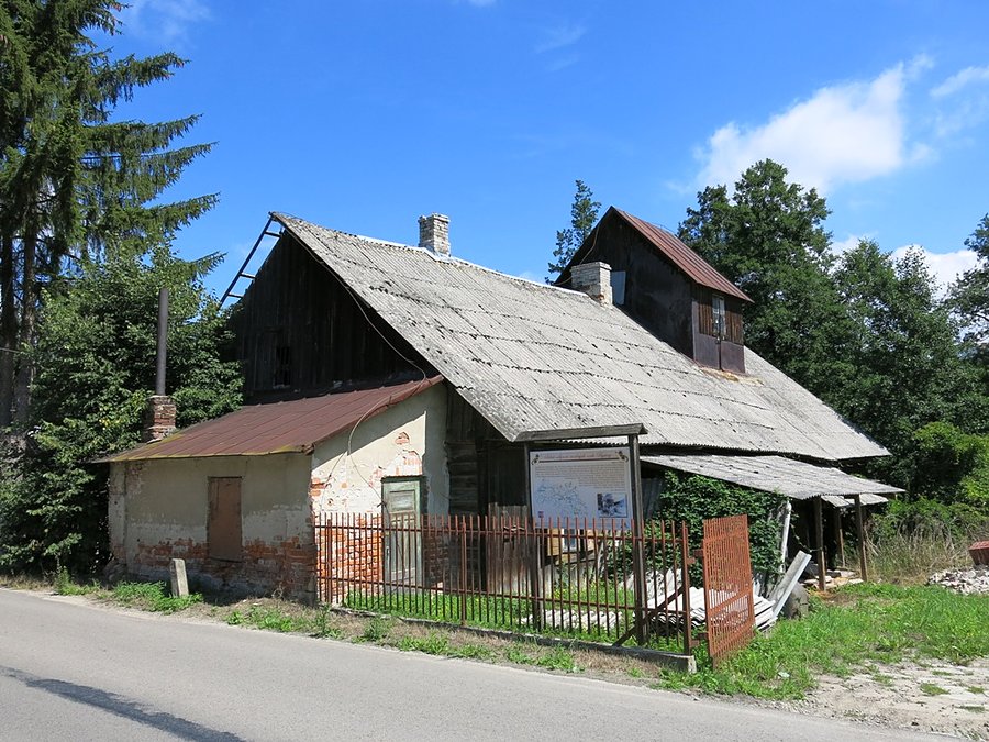 Przed młynem w Charzu