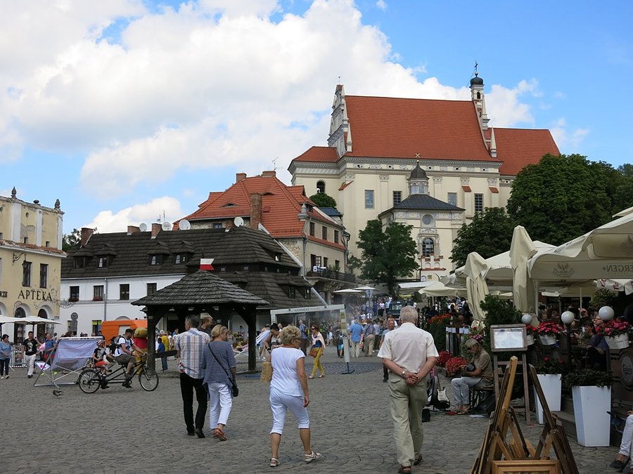 Widoczny tłum turystów - Rynek kazimierzowski