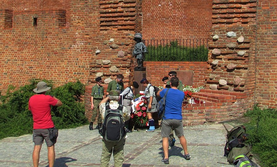 Pod pomnikiem Małego Powstańca