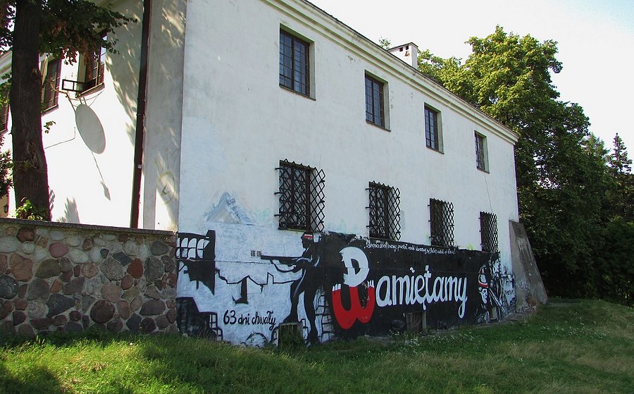 Powstańczy mural na budynku plebanii