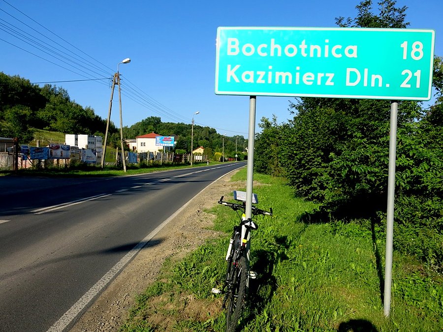 Z rańca drogą prawie pustą