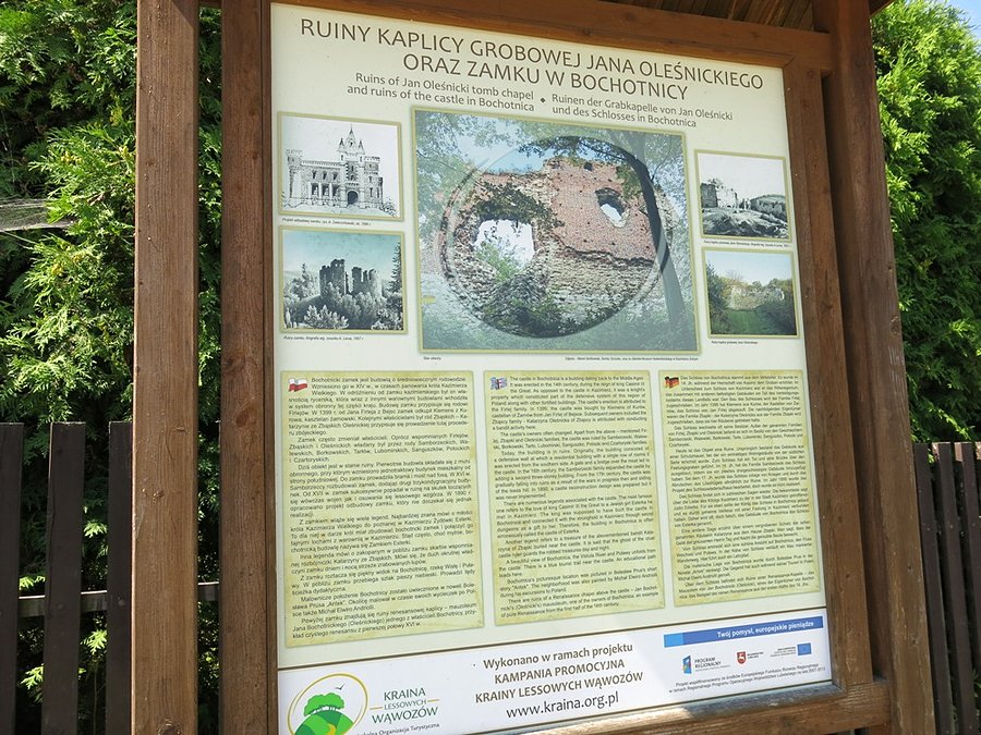 Tablica informacyjna, jedyna na drodze, w którą stronę do ruin w Bochotnicy?