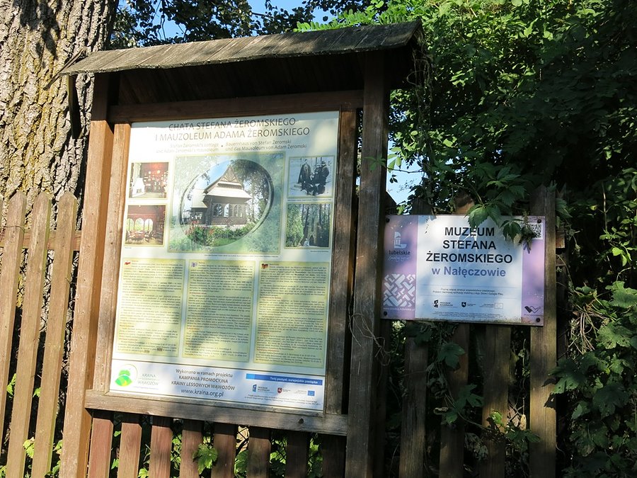 Przed Muzeum Stefana Żeromskiego w Nałęczowie