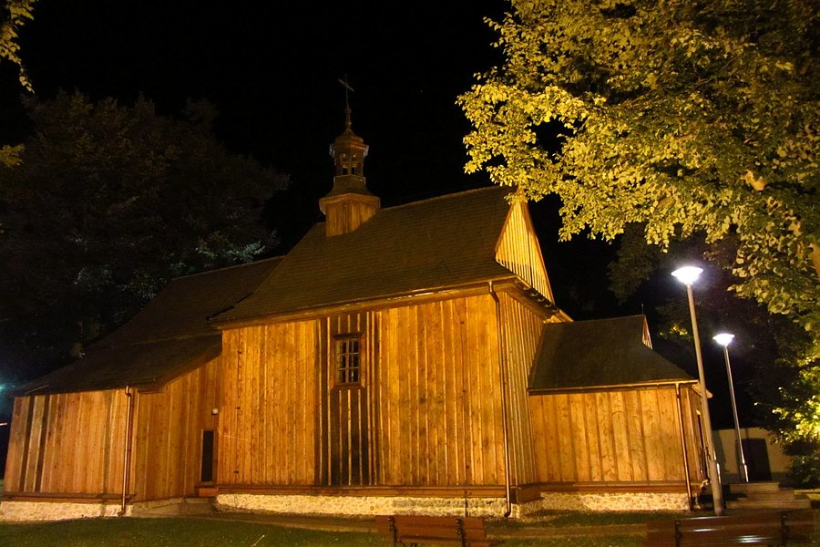Kościół w Zrębicach nocą