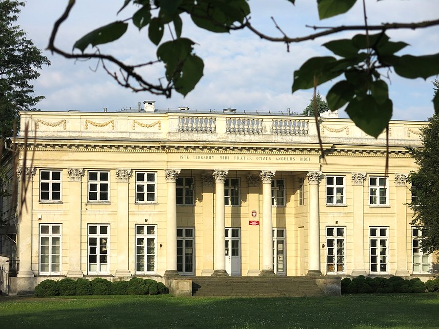Klasycystyczny Pałac Marynki z XVIII w. - Instytut Ogrodnictwa - Zakład Pszczelnictwa w Puławach