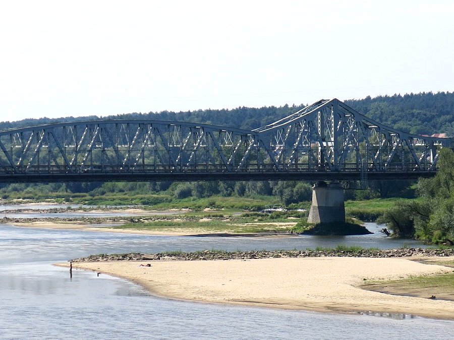 Widok z wieży widokowej na stary most nad Wisłą - Puławy