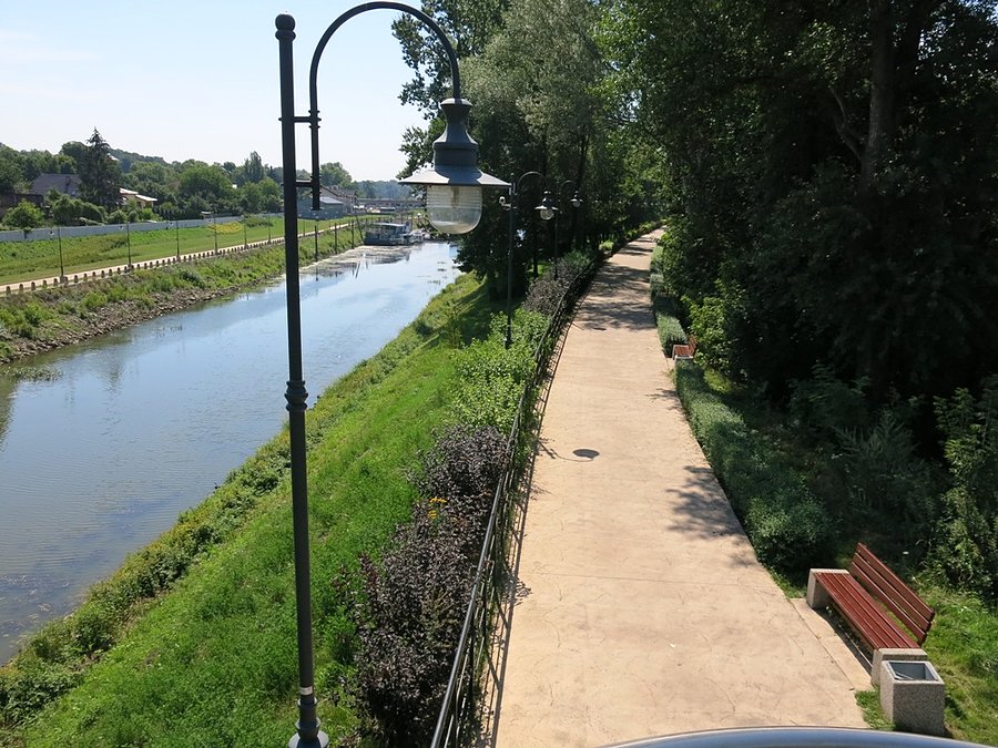 Widok z wieży widokowej na deptak i Port - Puławy