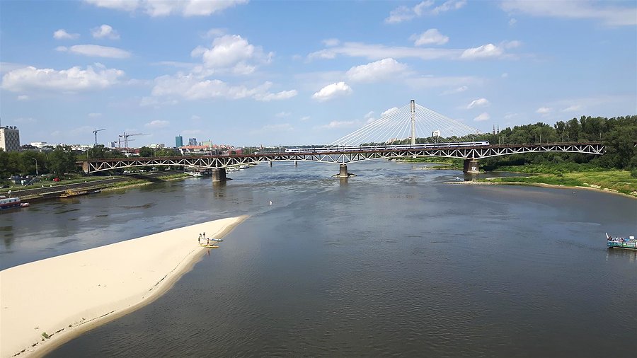 Wyspa na środku Wisły i kajaki