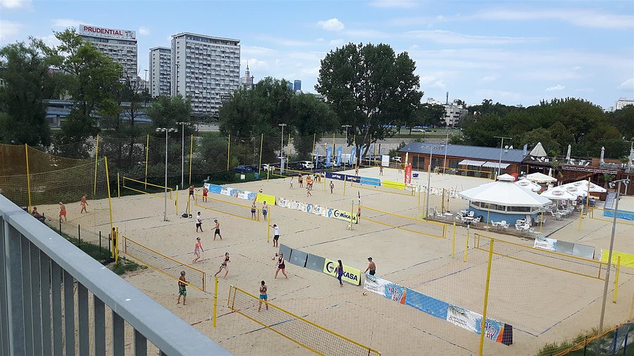 Boiska do plażówki - widok z Mostu Łazienkowskiego
