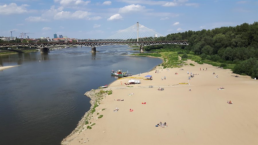 Plaża po praskiej stronie - widok z Mostu Poniatowskiego