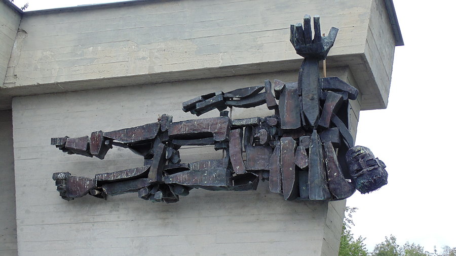 Jedna z rzeźb na pomniku Martyrologii Jeńców Wojennych 1964
