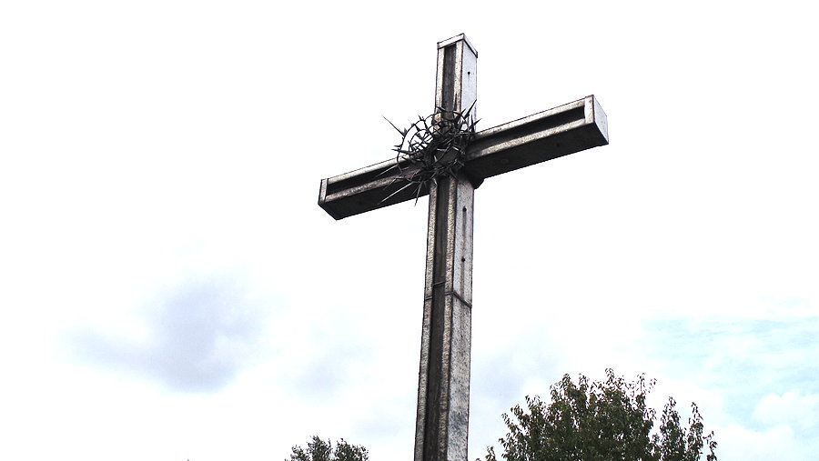 Krzyż nieopodal pomnika Martyrologii Jeńców Wojennych 1994