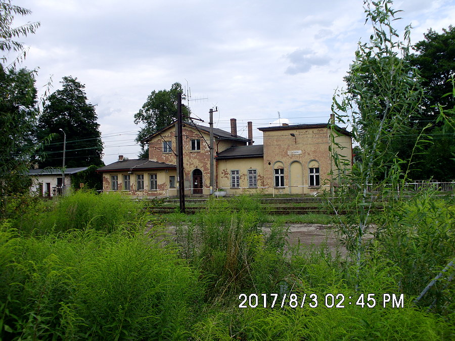 Zdewastowany dworzec kolejowy w Tworogu