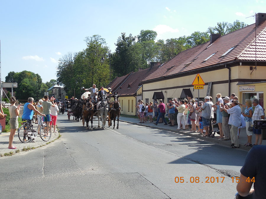 Na czele kolumny powozów bryczka zaprzężona w trzy konie