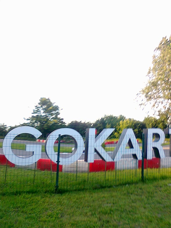 Na wjeździe jest ładny tor dla gokartów
