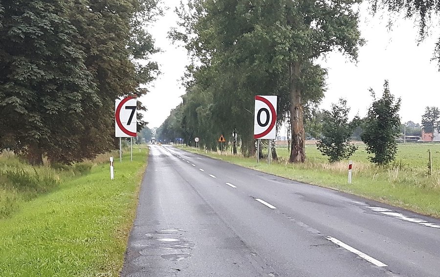 Nietypowe oznaczenie ograniczenia prędkości na drodze 110 Gryfice - Płoty