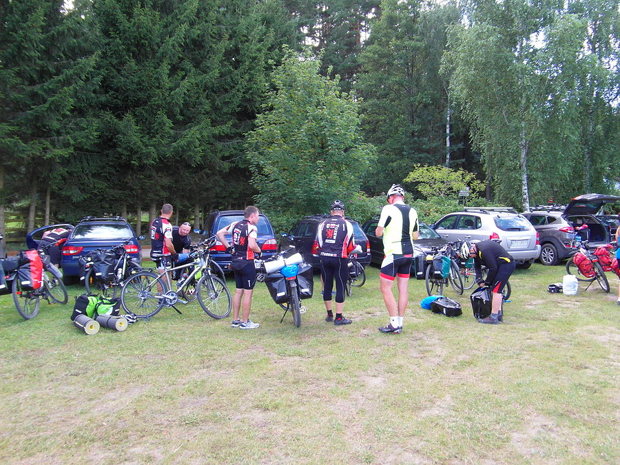 Pakowanie rowerów na campingu w Tumianach