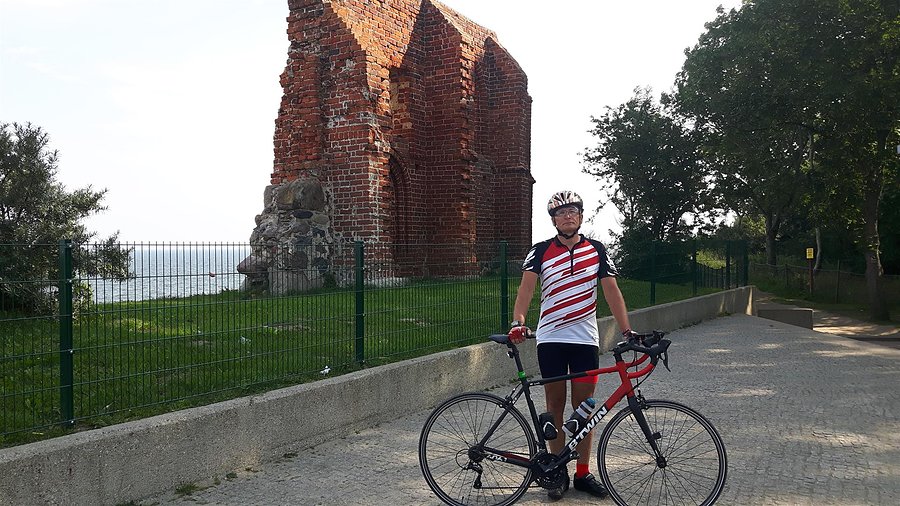 Autor na tle ostatniej ściany kościoła