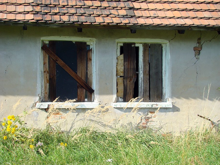 Jeden z nielicznych ocalałych domów w Żukowicach w pobliżu huty miedzi