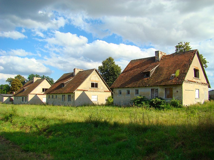 Opuszczone domostwa we wsi Żukowice