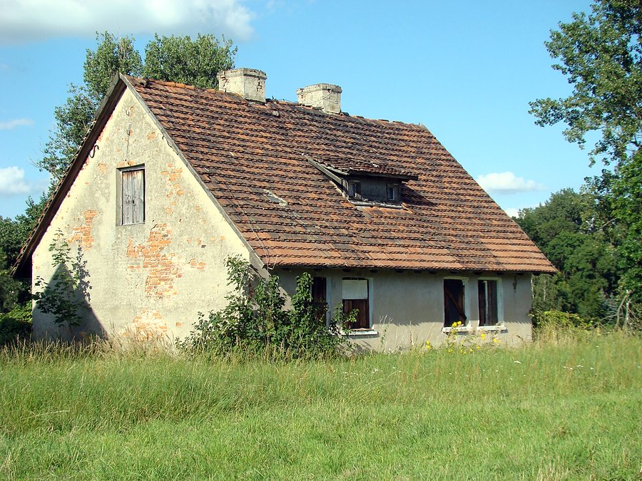 Jeden z opuszczonych domów we wsi Żukowice. Większość domostw została rozebrana, a mieszkańcy dostali mieszkania zastępcze w Głogowie