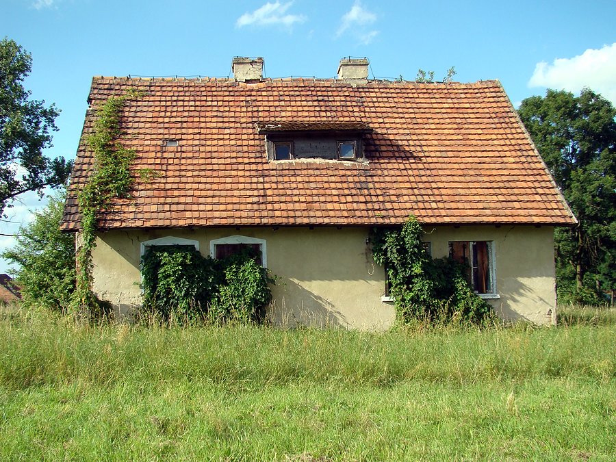 Popadający w ruinę dom w Żukowicach