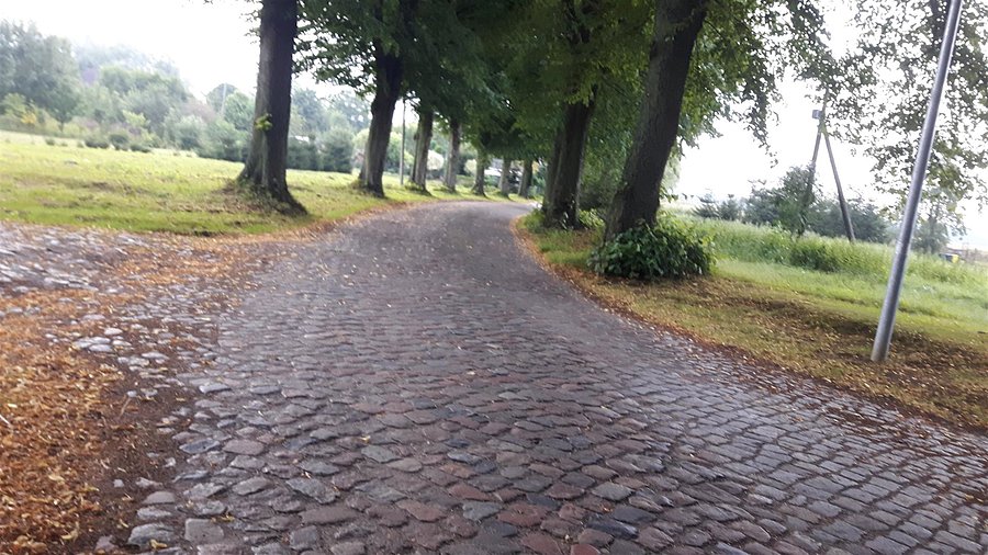 Stare, poniemieckie bruki jak na Paris - Roubaix