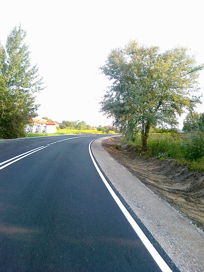 Droga Umiastów-Borzęcin już z nowym asfaltem , szutrowymi poboczami i rowami