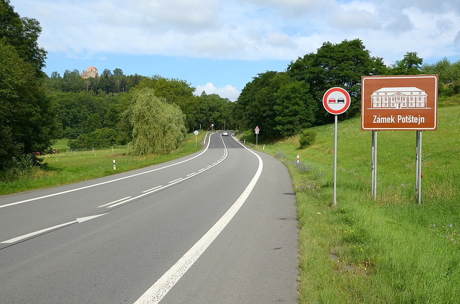Przed zamkiem Potstejn