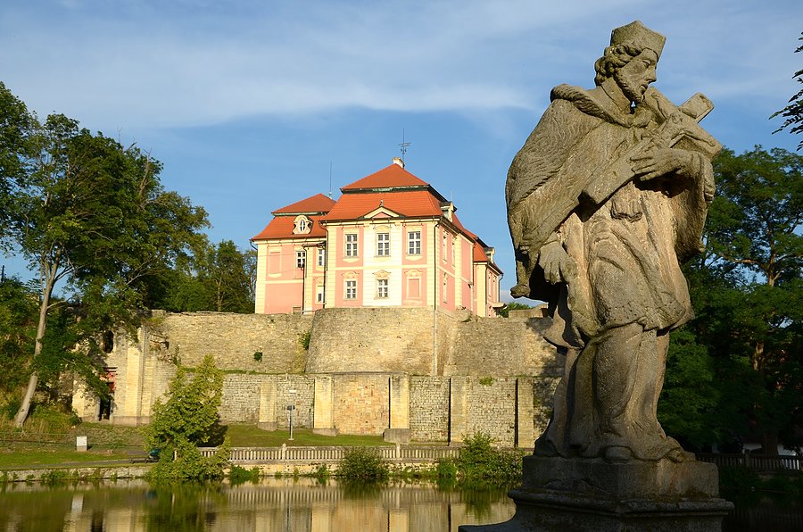 Chvalkovice - pałac