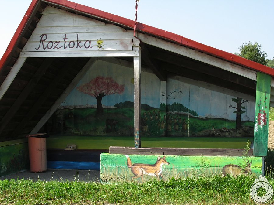 Wiata przystankowa na górce w Roztoce