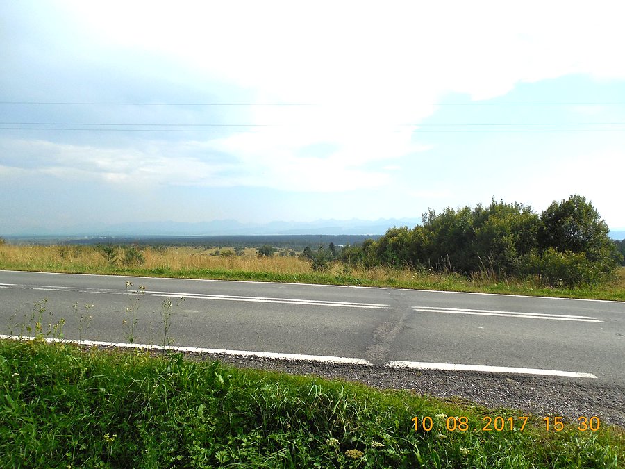 Zamglona panorama Tatr ze Słowacji